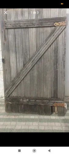 Portão de madeira e porta