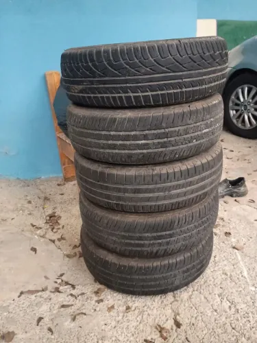 Vendo jogo de pneus aro 14 original do Etios. 4 seminovos e um meia vida $1700,00