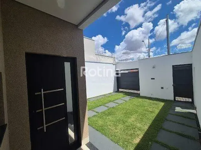 Casa à venda no Novo Mundo (Leste) com 3 quartos, suíte, porcelanato e churrasqueira