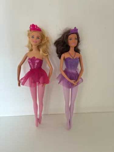 Duas bonecas Barbie bailarinas
