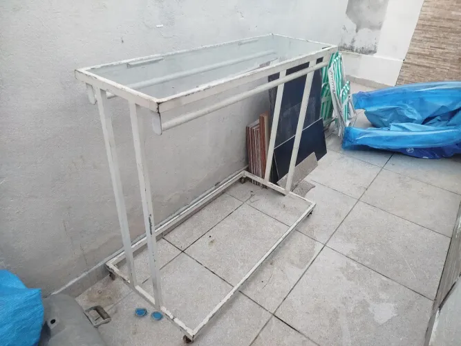 Balcão com cabideiro. 108cm de altura por 40cm de largura e 120 de comprimento.
