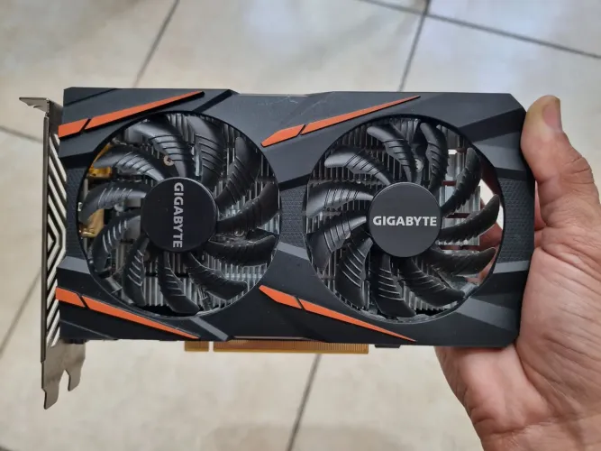 Placa de Vídeo Gigabyte Radeon RX 460 WindForce 2 OC - 2GB