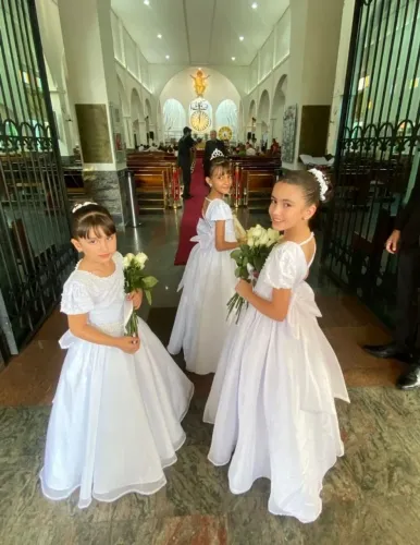 Lindo vestido de dama de honra Delicado, elegante e detalhes encantadores bordados a mão. 