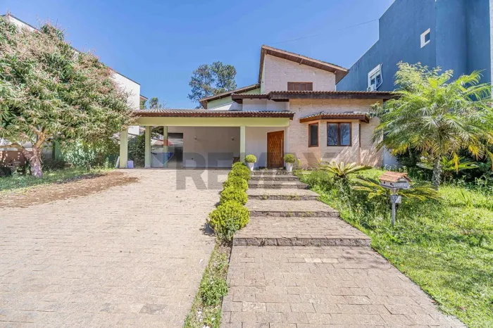 Casa estilo sobrado condominio Santa Adelia