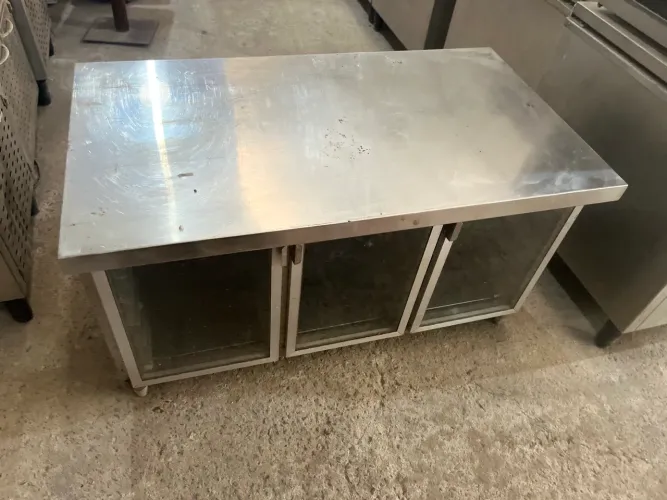 Bancada de inox 124x70x90 com portas e porta bandejas