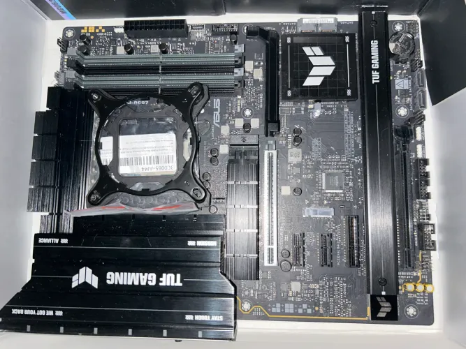 ASUS TUF GAMING Z890-Plus WiFi - Nova 100%