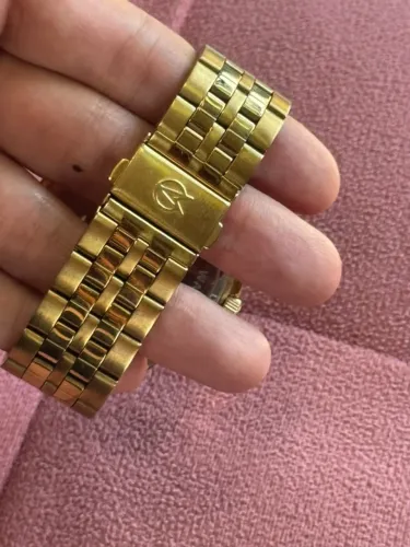 Relógio Champion dourado com aro numerado