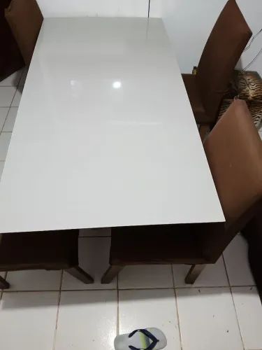 Uma mesa de jantar com 4 cadeiras 