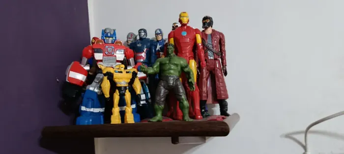 Bonecos super-heróis, pra ver mais chama chat