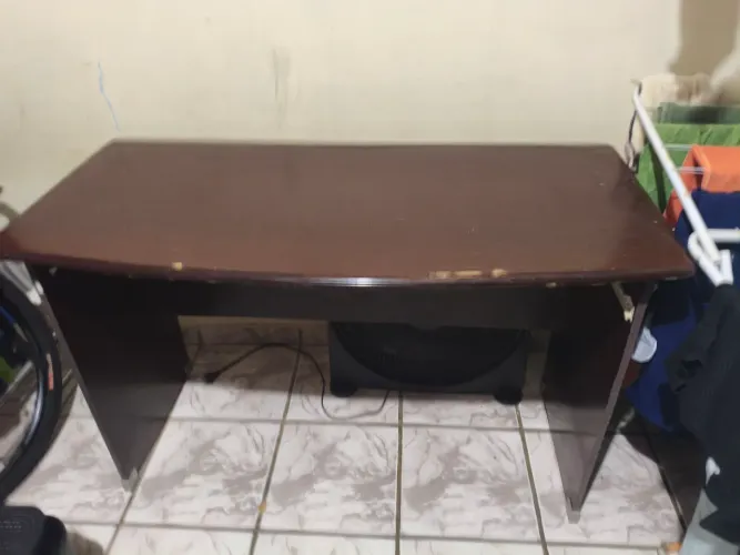 Vende-se escrivaninha de madeira em bom estado