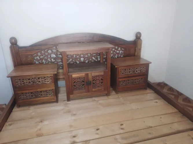 Conjunto de quarto. 5 peças. Cama,aparador,2 mesinhas de cabeceira e 1 espelho grande.