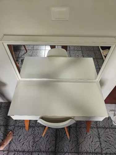 Mesa penteadeira branca três gavetas + cadeira