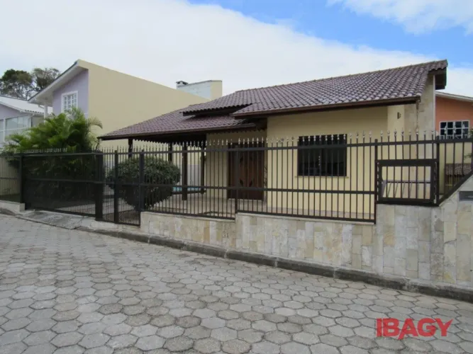 Excelente Casa 2 dormitório(s) em Cachoeira do Bom Jesus - Florianópolis