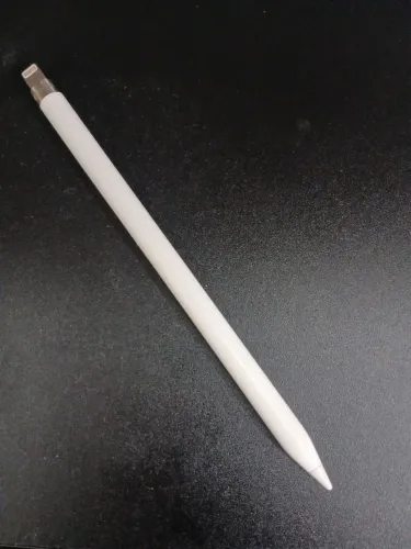 Apple Pencil (1ª geração) sem a tampa magnética traseira