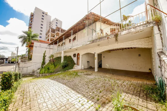 Uma casa que parece um clube privativo para venda