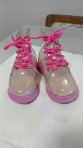 Bota transparente com rosa infantil