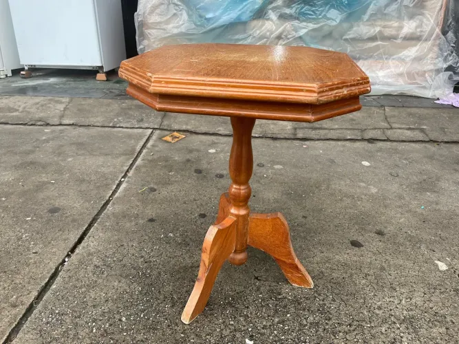 Mesa de Canto de Madeira Tripé