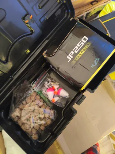 Kit pesca maleta com molinete anzol e isca