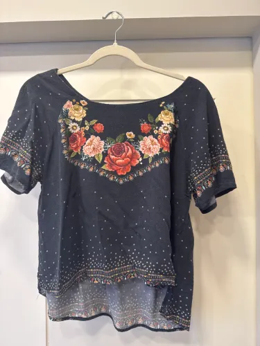 Blusinha preta estilo Frida Kahlo - está sem etiqueta da Farm
