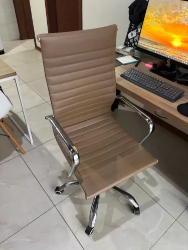 Cadeira de Escritório Presidente Estilo Charles Eames (Esteirinha)
