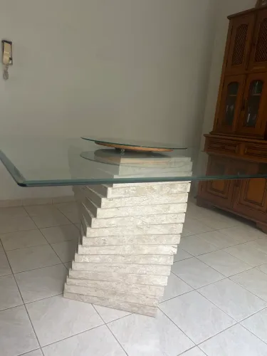 Mesa de jantar alto padrão em travertino com tampo de vidro 1,40x1,40