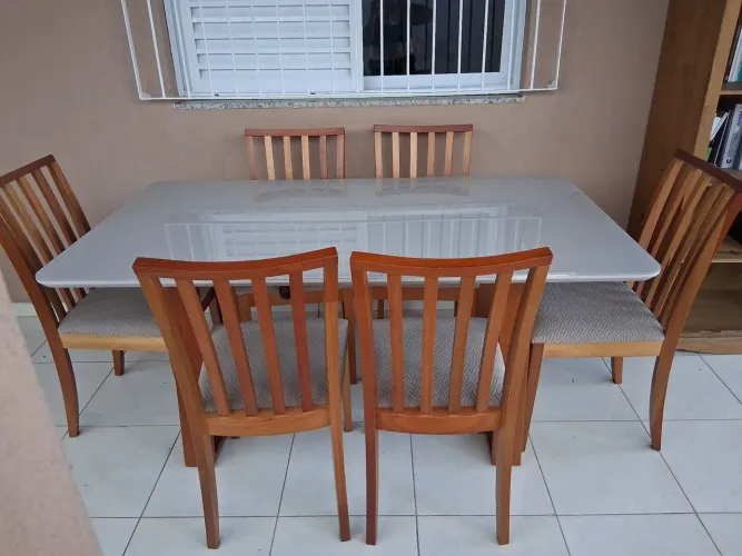 Mesa 1,60 ×0,90 "com 6 cadeiras em madeira