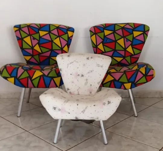Poltronas coloridas com pés de aço