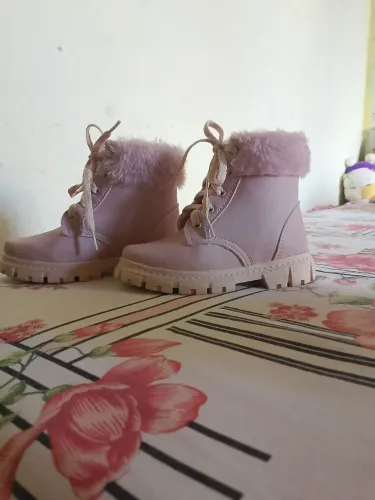 Vende-se uma bota.