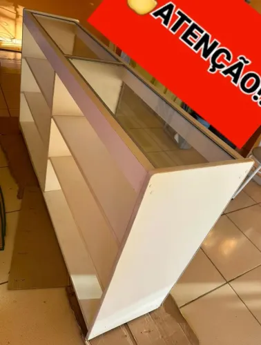 Balcão expositor MDF e Vidros