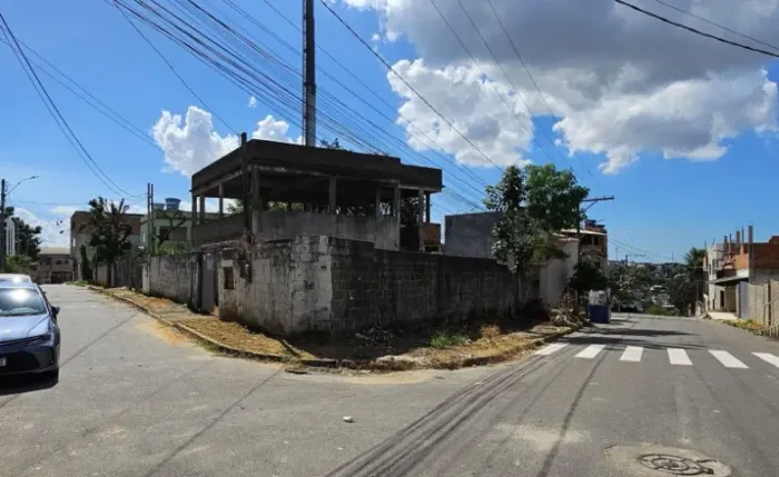 Terreno de esquina, 325m2 com casa em Parque Gramado - Cariacica