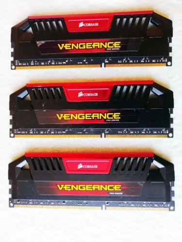 Memória RAM DDR3 1600 - 24 GIGAS - CORSAIR VENGEANCE - lote de 3 pentes cada um 8 GIGAS