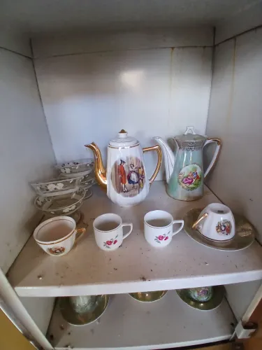 Conjunto de porcelana com várias peças diferentes(falar com marilda *)