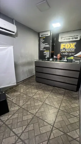 Loja em São João de Meriti, em frente a casa lotérica, ampla, com bancada, pia, e banheiro