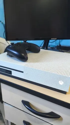Xbox One S 1 TB + Monitor ( Leia a Descrição )