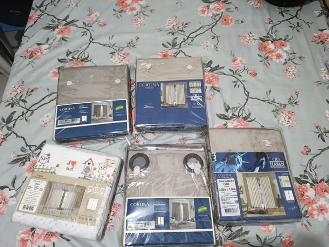 Vendo cortinas nunca foram usados em ótimo estado ideal para bloquear a luz solar