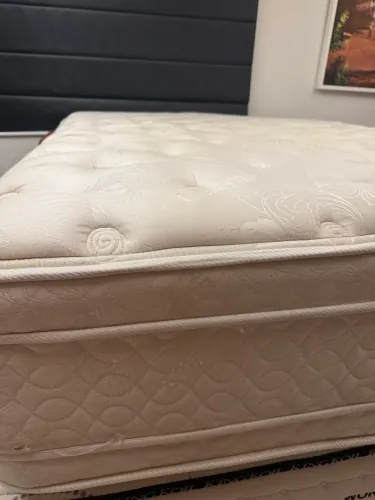 Vendo excelente colchão e base completo