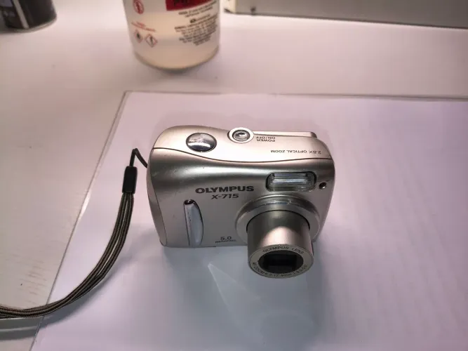 Câmera Olympus X-715 - 5.0MP (PARA REPARO OU PEÇAS)