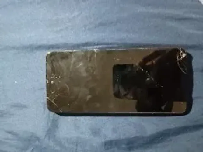 Celular quebrado para uso de peças