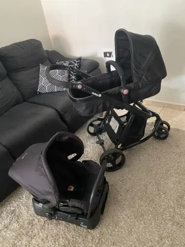 Carrinho com bebê conforto Safety