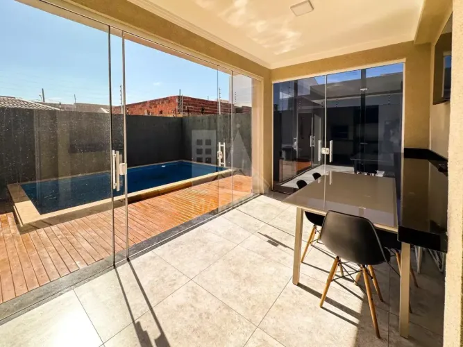 Casa a venda, 3 quartos (1 suíte), espaço gourmet e piscina no Jardim Arezzo, Maringá PR