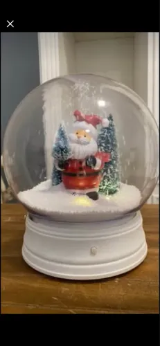Globo grande de Natal com movimentos de neve caindo e luzes