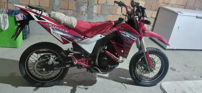 Moto kasinski 150 (obs motor batido).