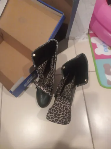 VENDO BOTA DE SALTO MÉDIO FEMININA