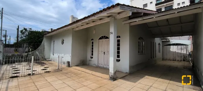 Casa a venda com 3 quartos sendo 1 suíte master e edícula com mais 2 quartos no Balneário