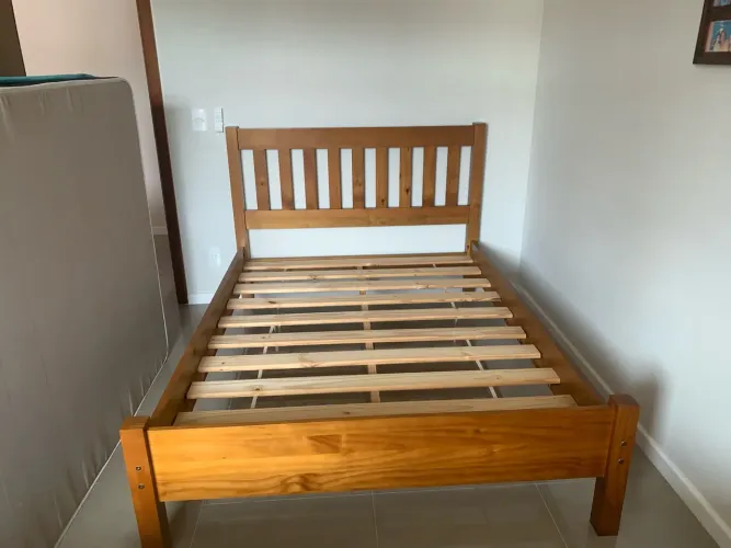 Cama de casal de madeira
