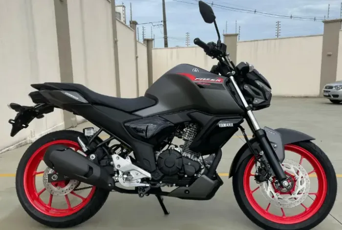 Yamaha FZ15 Fazer 2025 confortável e econômica