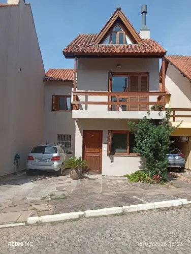 Sobrado diferenciado com 3 dormitórios com sacada, no Bairro Guarujá.