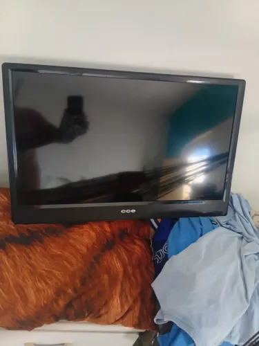 Tv CCE 32 polegadas em perfeita condições funcionando na medida em boas condições de uso