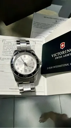 Victorinox Maverick com mostrador prateado e pulseira de aço inoxidável