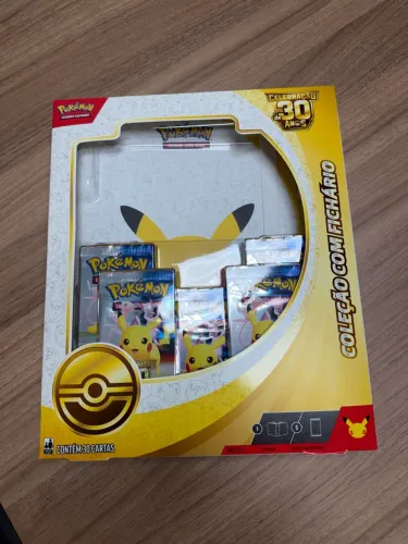 Kit com fichario pokemon 30 anos
